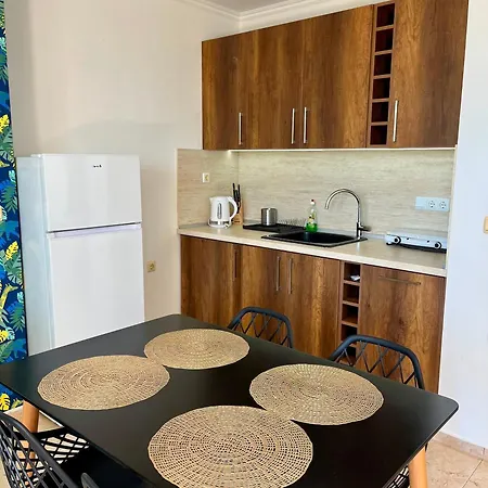 Kambani Arnel , Marina Daire Sveti Vlas